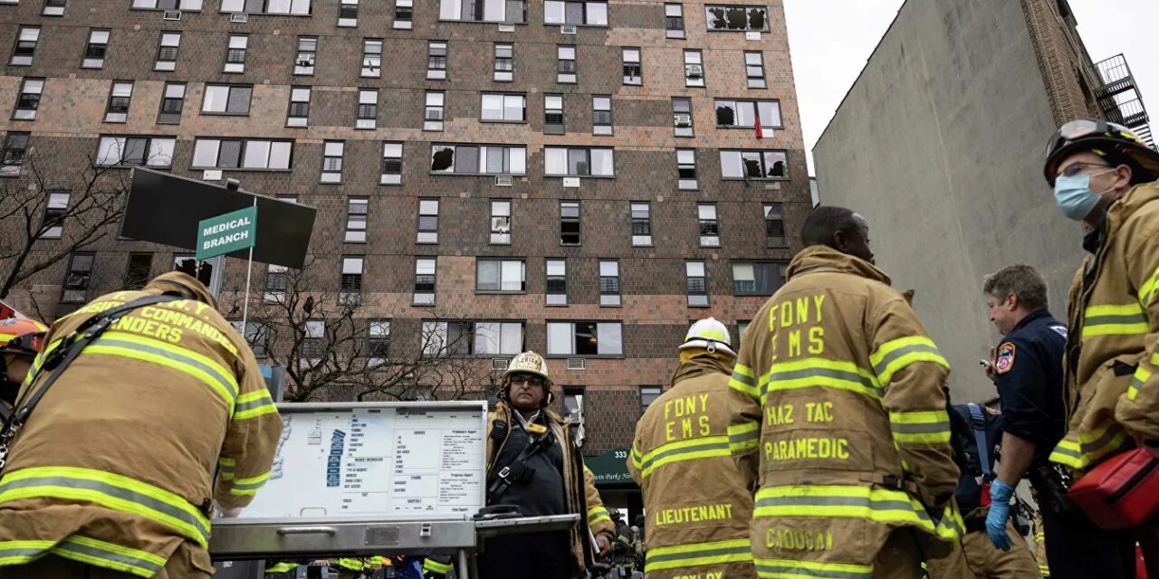 Al menos 19 personas muerten en un incendio en un bloque residencial en Nueva York [VIDEO]