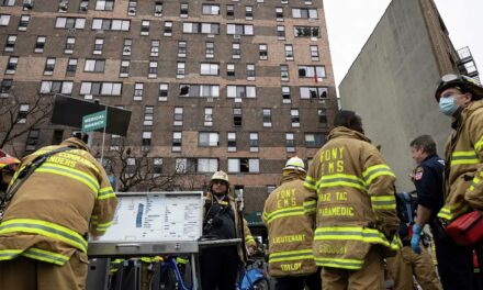Al menos 19 personas muerten en un incendio en un bloque residencial en Nueva York [VIDEO]