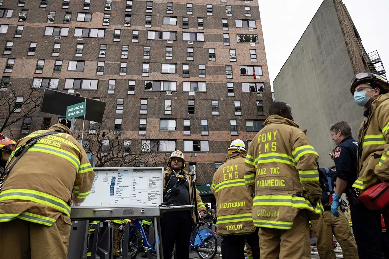 Al menos 19 personas muerten en un incendio en un bloque residencial en ...