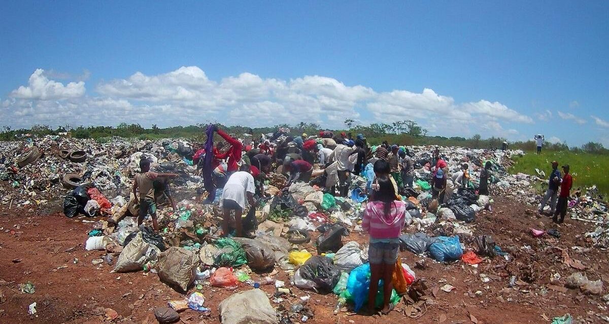 Indígenas entre la basura, una imagen que muestra el olvido estatal de esta población