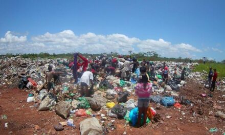 Indígenas entre la basura, una imagen que muestra el olvido estatal de esta población