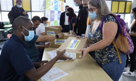 Apuesta por la educación: Instituciones universitarias de Medellín recibieron los nuevos Computadores Futuro