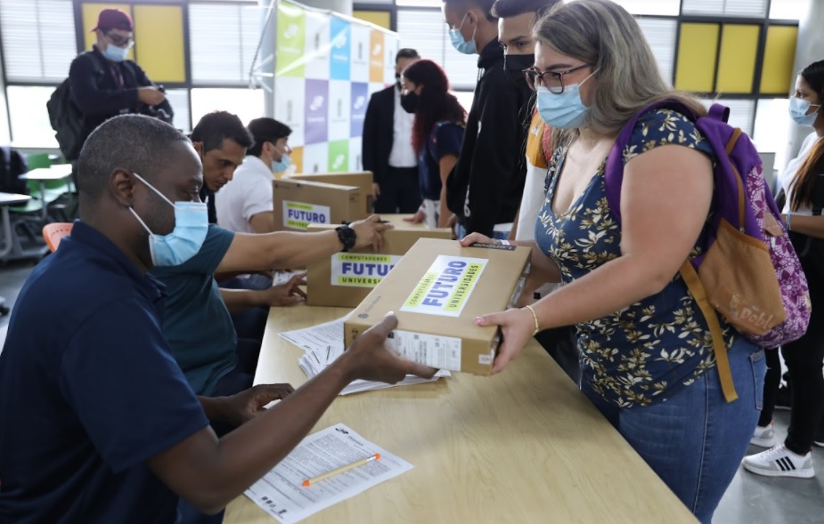 Apuesta por la educación: Instituciones universitarias de Medellín recibieron los nuevos Computadores Futuro