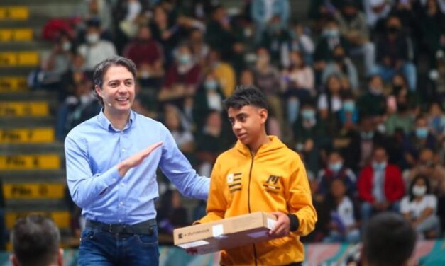 Con la entrega de 5.500 computadores, inició el programa de la transformación educativa más grande de Medellín
