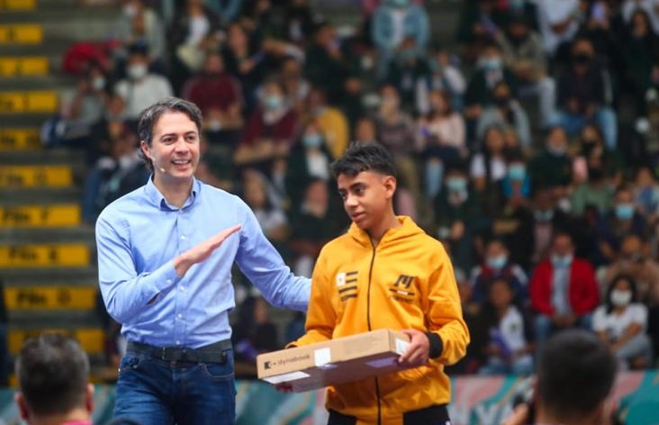 Con la entrega de 5.500 computadores, inició el programa de la transformación educativa más grande de Medellín