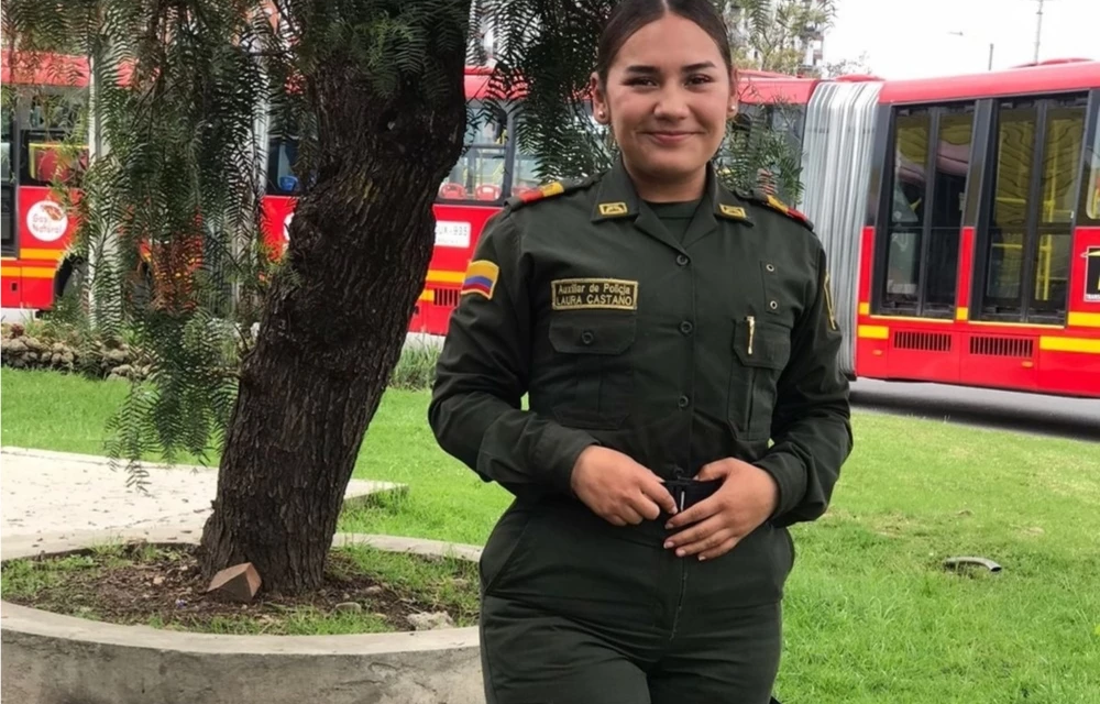 Ni la policía se salva: Ladrón golpeo a una auxiliar de policía en una estación de transmilenio