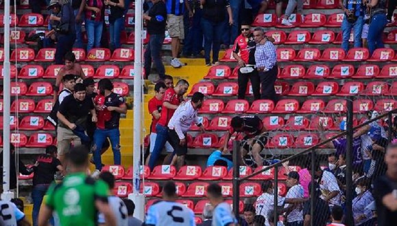 Horror en México: batalla campal entre barras de Atlas y Querétaro habría dejado 17 muertos, según cifras extraoficiales