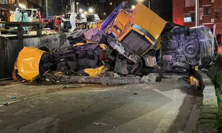 Volqueta mató a dos personas y dejó heridas a siete más, en aparatoso accidente en Bogotá