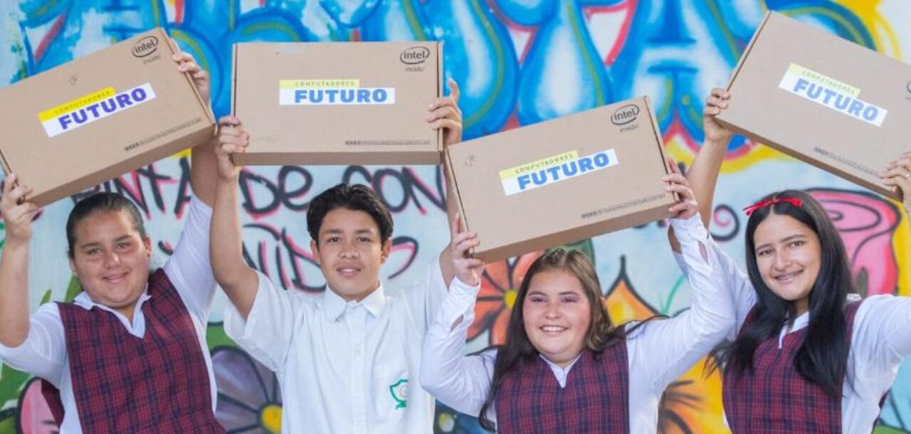 Con 8.276 equipos, inició la segunda entrega de Computadores Futuro para estudiantes de colegios oficiales de Medellín