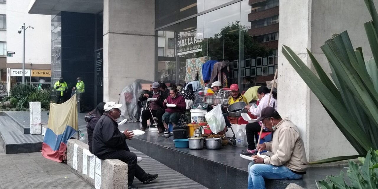 Campesinos víctimas del conflicto armado duermen a las afueras de la JEP a la espera de respuestas