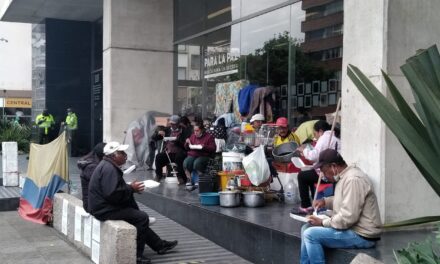 Campesinos víctimas del conflicto armado duermen a las afueras de la JEP a la espera de respuestas