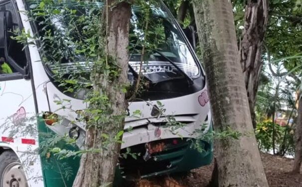 Buseta de transporte escolar se accidenta en el norte de Cali