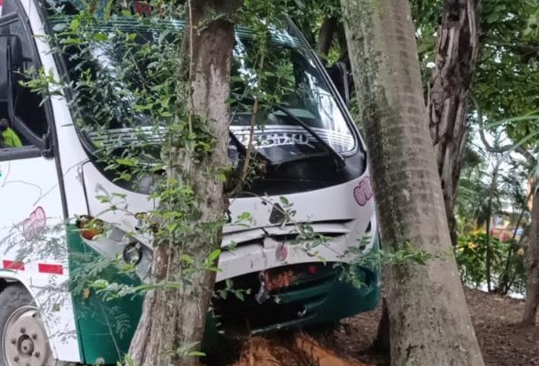 Buseta de transporte escolar se accidenta en el norte de Cali