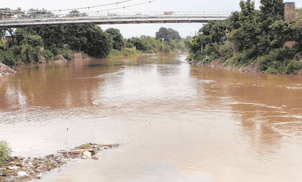 Espeluznante escena: madre lanzó a su hijo a las aguas del río Cauca