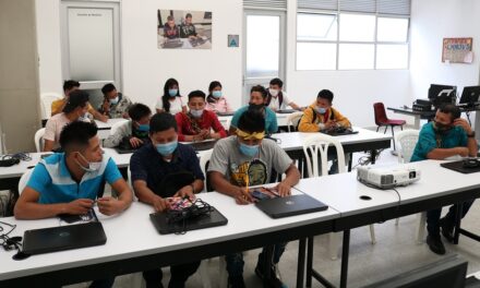 Medellín: Indígenas se capacitan en alfabetización digital y empleabilidad para mejorar sus oportunidades laborales