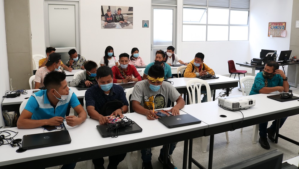 Medellín: Indígenas se capacitan en alfabetización digital y empleabilidad para mejorar sus oportunidades laborales