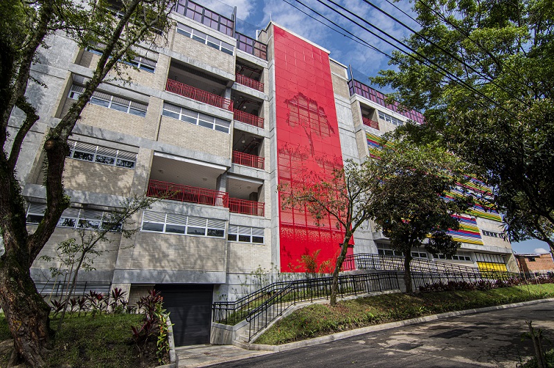 Avanza la educación: imponente y colorida, así quedó la Sección Escuela Alejandro Echavarría en Medellín
