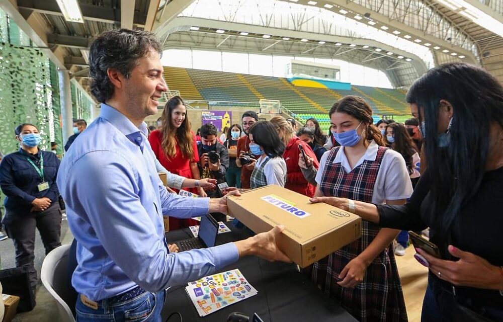 Más de 1.000 estudiantes ya disfrutan de sus ‘Computadores Futuro’, entregados por la Alcaldía de Medellín 