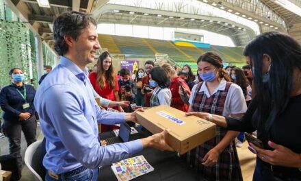 Más de 1.000 estudiantes ya disfrutan de sus ‘Computadores Futuro’, entregados por la Alcaldía de Medellín 