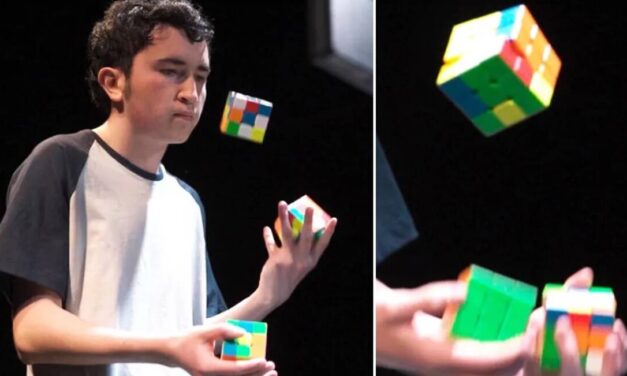 Increíble: joven colombiano superó récord Guinness al armar tres cubos Rubik haciendo malabares