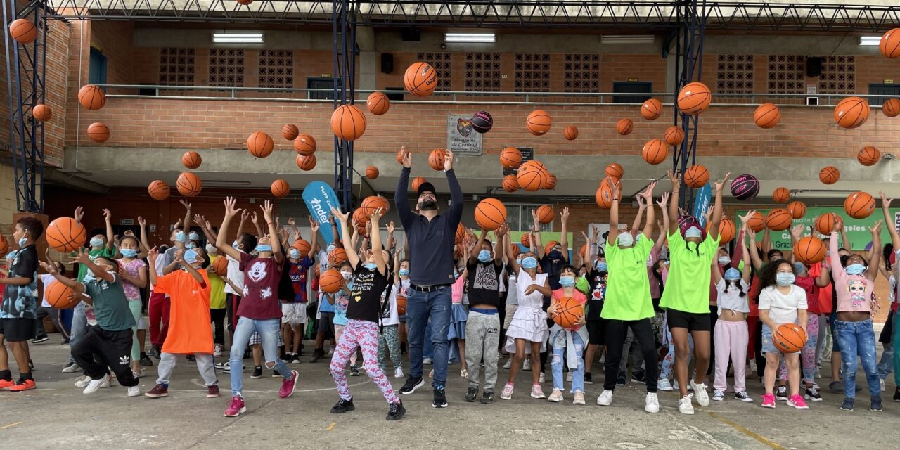 INDER Medellín entregó 1.200 balones de baloncesto para 160 cuadras de la comuna Popular