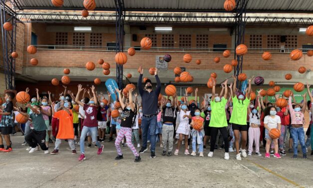 INDER Medellín entregó 1.200 balones de baloncesto para 160 cuadras de la comuna Popular
