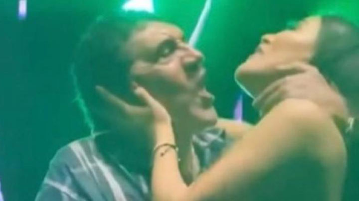 Poncho Zuleta acosó a la cantante de vallenato Karen Lizarazo, en pleno concierto: el hecho quedó en video