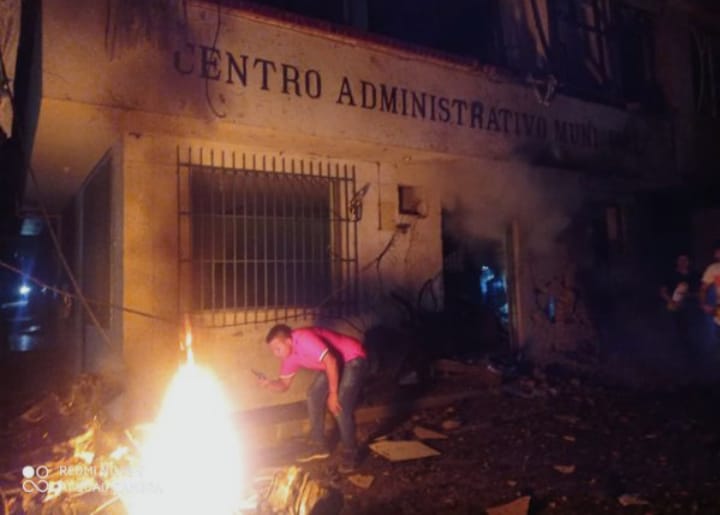 Horror en el Cauca: carrobomba destruyó alcaldía de Argelia, alcalde entregó balance