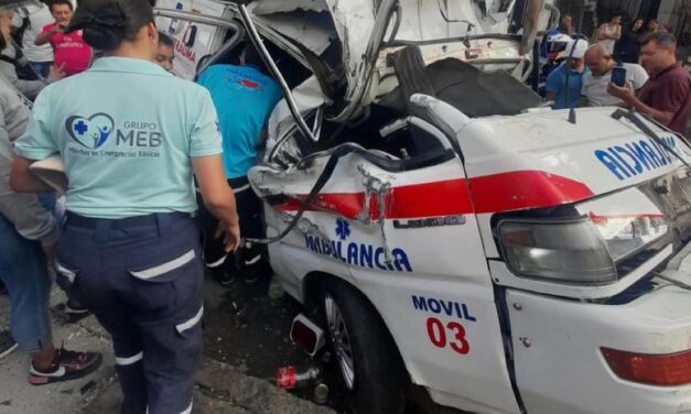 ‘Guerra’ de ambulancias en Cali dejó dos muertos: violento accidente causó alarma en la zona