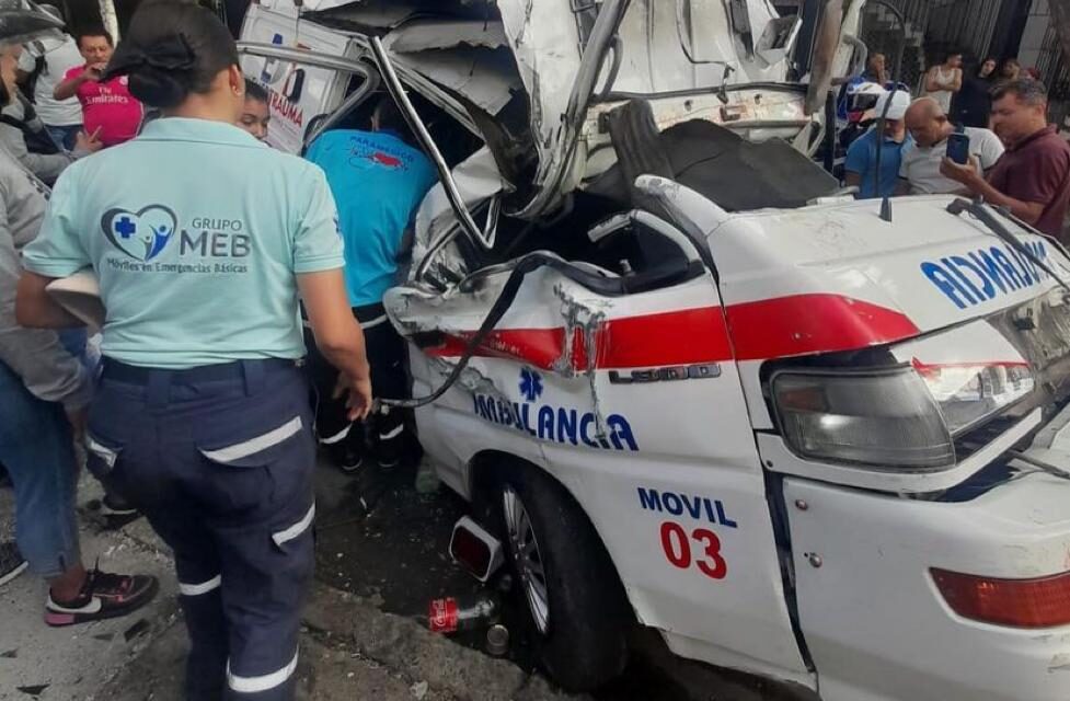 ‘Guerra’ de ambulancias en Cali dejó dos muertos: violento accidente causó alarma en la zona