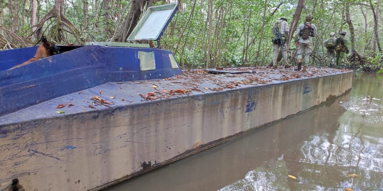 Destruido semisumergible con capacidad para transportar hasta 4 toneladas de narcóticos en Tumaco