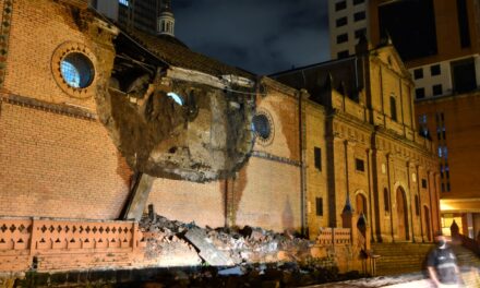 Se desplomó parte de la fachada de la Iglesia de San Francisco en Cali: invierno pudo ser la causa del suceso [VIDEO]