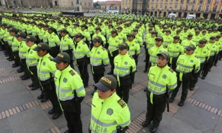 En Bogotá: 10.500 uniformados de la Policía acompañarán la jornada electoral, así se acompañó la entrega de los kits electorales