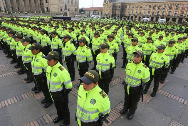 En Bogotá: 10.500 uniformados de la Policía acompañarán la jornada electoral, así se acompañó la entrega de los kits electorales