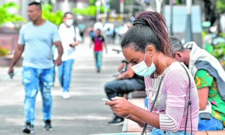 Cali aún no puede decirle adiós al tapabocas en lugares cerrados