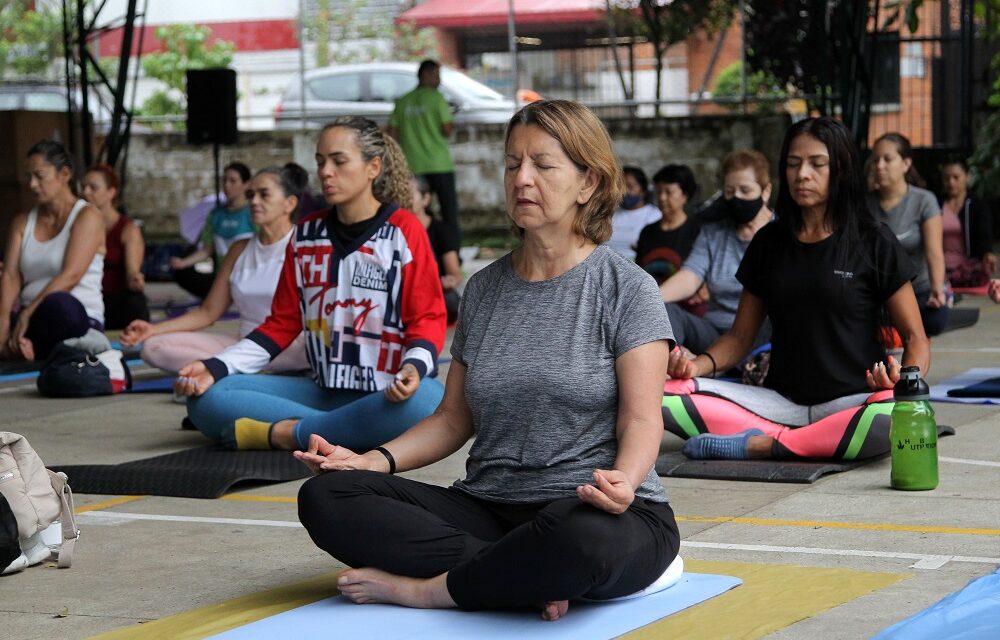 Medellín incentiva la práctica del yoga para el bienestar físico y mental de los ciudadanos