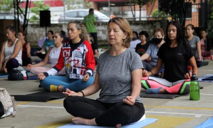 Medellín incentiva la práctica del yoga para el bienestar físico y mental de los ciudadanos