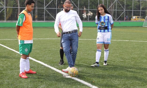 Avanzan las obras de mejora de 12 canchas de fútbol de Medellín, que benefician a 7.267 personas