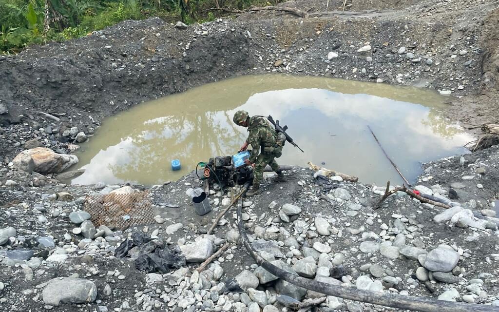 Armada de Colombia destruyó maquinaria dedicada a la explotación ilegal minera en Buenaventura, Valle del Cauca