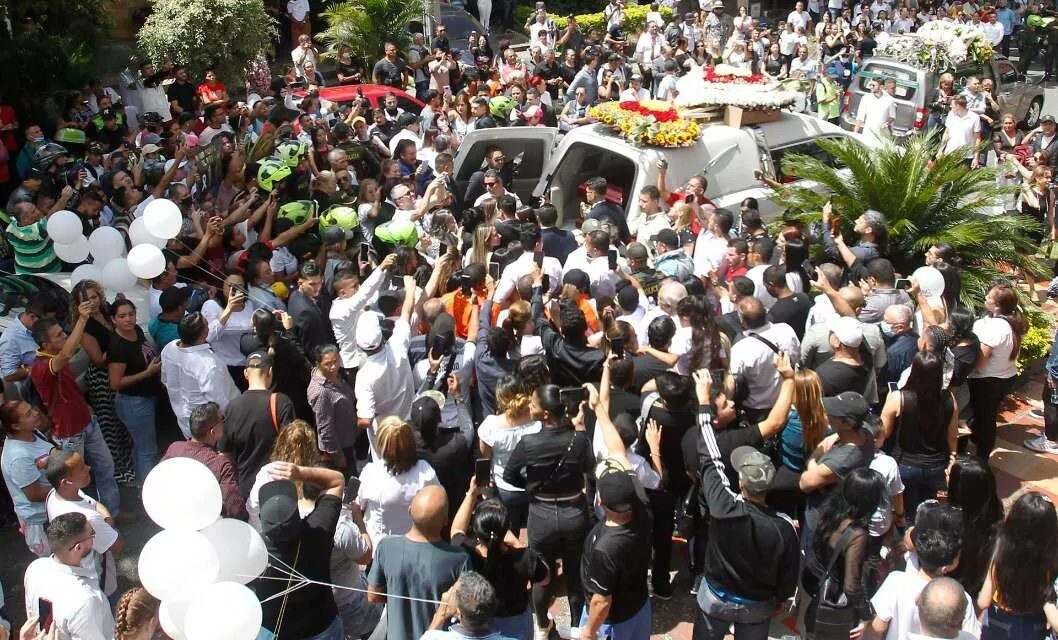 Medellín se paralizó para el entierro del cantante Darío Gómez: ESMAD tuvo que intervenir en el cementerio