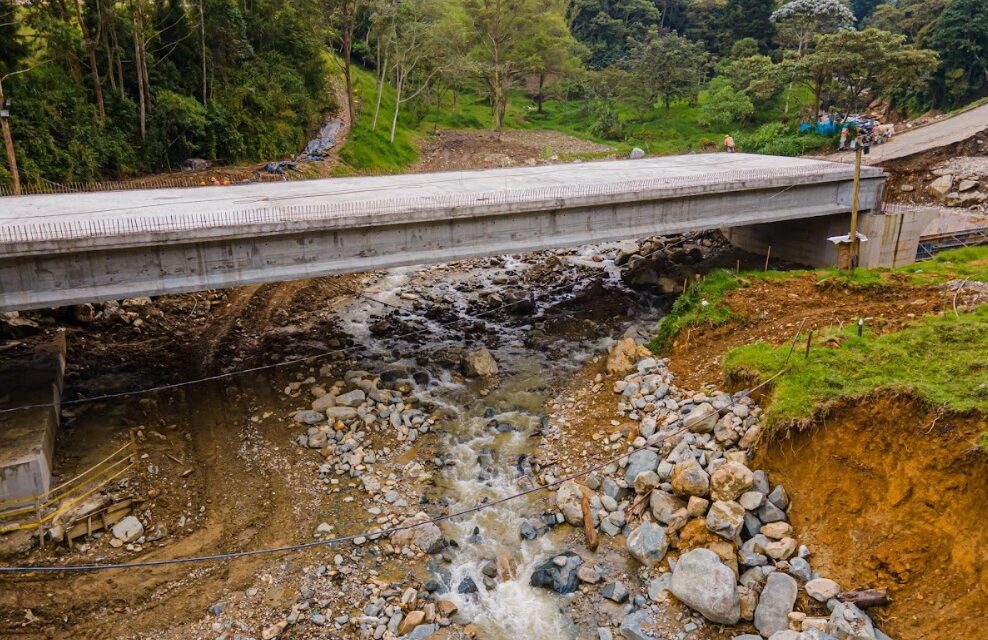 No paran las obras en Medellín: En 90% avanza la construcción del puente Naranjal – Boquerón