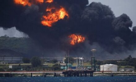 Colapsan tanques de petróleo por incendio industrial en Cuba: un bombero muerto y 16 desaparecidos