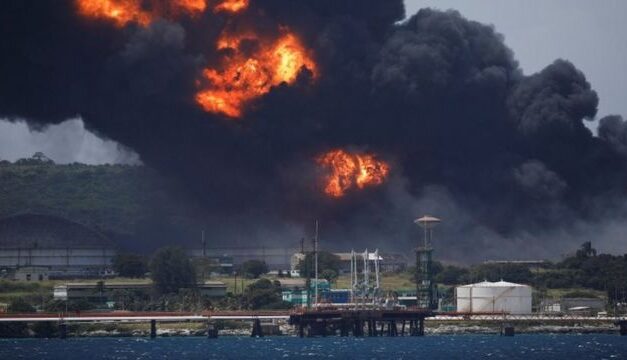Colapsan tanques de petróleo por incendio industrial en Cuba: un bombero muerto y 16 desaparecidos