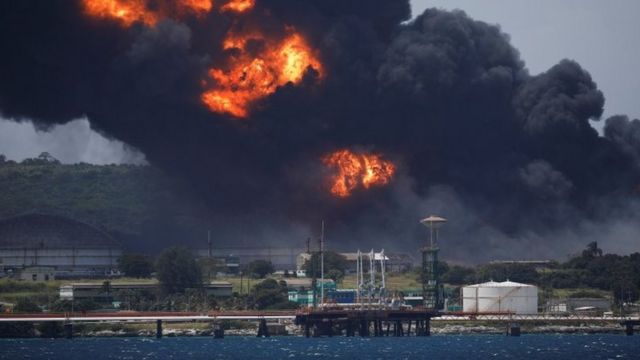 Colapsan tanques de petróleo por incendio industrial en Cuba: un bombero muerto y 16 desaparecidos