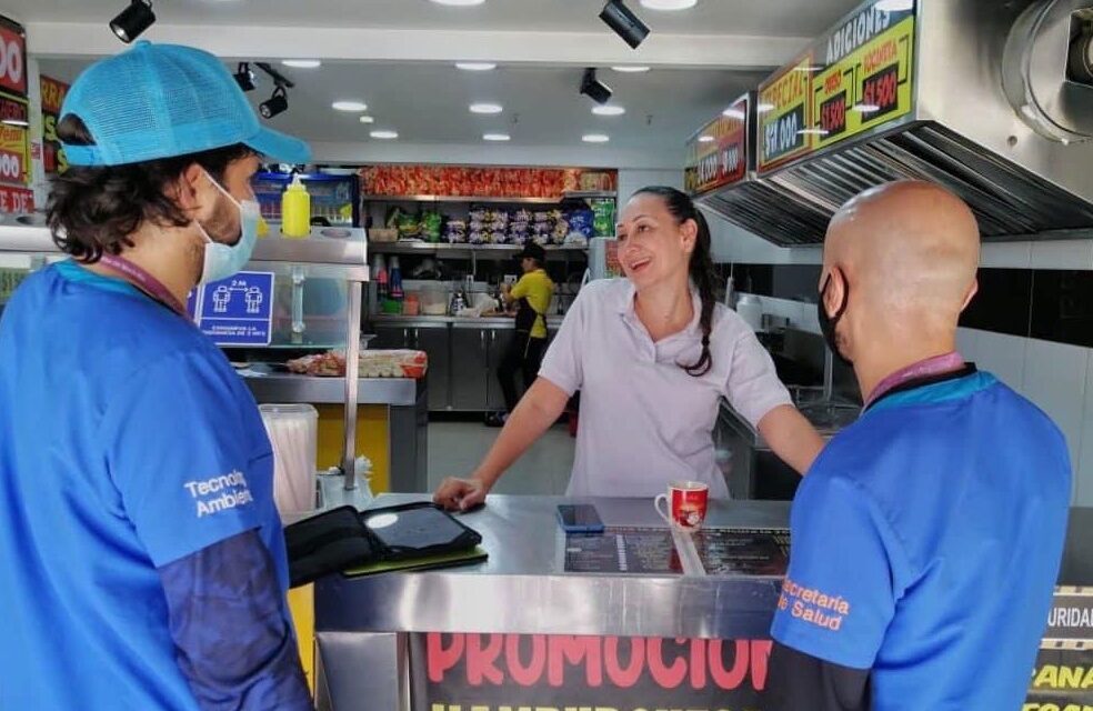 Comerciantes de 300 locales en Medellín recibieron capacitación del Plan de Saneamiento Básico