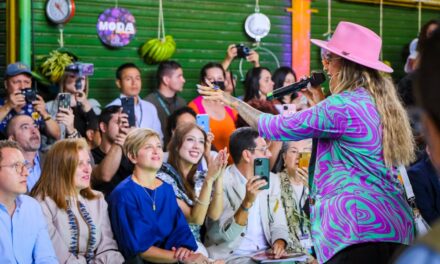 Moda al Barrio convirtió una plaza de mercado en Medellín en pasarela: futura Primera Dama, presente