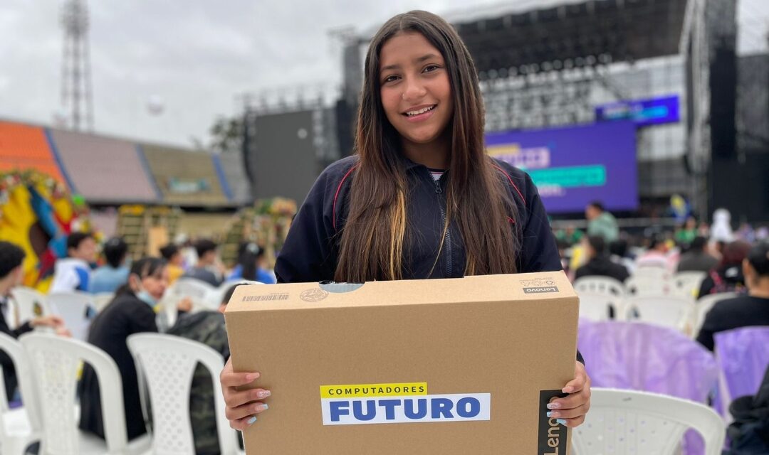 Con 25.000 Computadores Futuro, Medellín hizo la entrega más grande de equipos a estudiantes de instituciones educativas