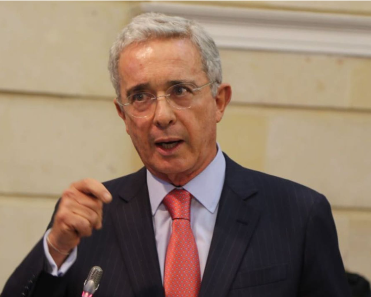 Alvaro Uribe Velez felicita crecimiento económico del país