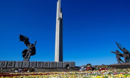 Letonia derriba un monumento de la era soviética