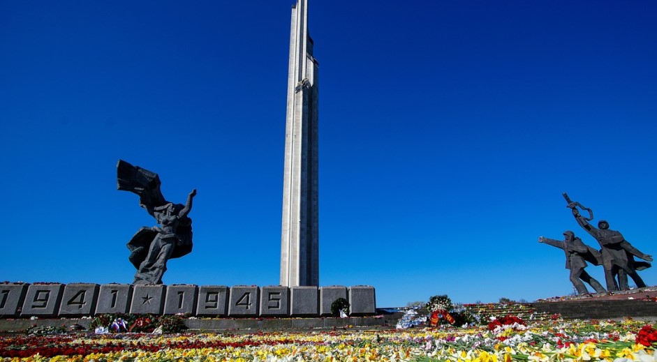 Letonia derriba un monumento de la era soviética